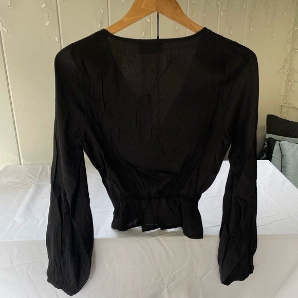 NWT MINKPINK Women’s Harper Twist Blouse Black Size S - Picture 3 of 6